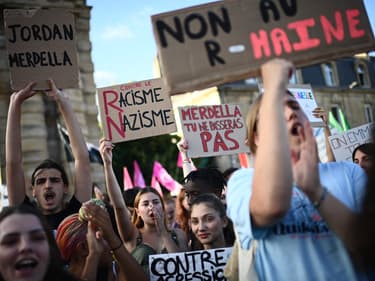 Des manifestants brandissent des pancartes et chantent contre le parti politique d'extrême droite français Rassemblement National (RN) après son succès aux élections européennes, sur la place de la Victoire à Bordeaux, dans le sud-ouest de la France, le 10 juin 2024.