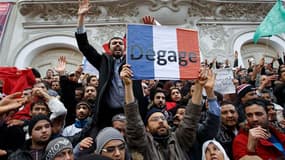 Des manifestants islamistes brandissent samedi à Tunis l'inscription "Dégage" en réponse aux propos du ministre français de l'Intérieur, Manuel Valls, qui juge que Paris doit "soutenir les démocrates" en Tunisie. La démonstration de force des islamistes e
