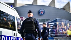 Des membres de la police nationale française sécurisent les abords du stade du Parc des Princes à Paris avant le match de quart de finale de l'UEFA Champions League entre le Paris Saint-Germain et le FC Barcelone, le 10 avril 2024