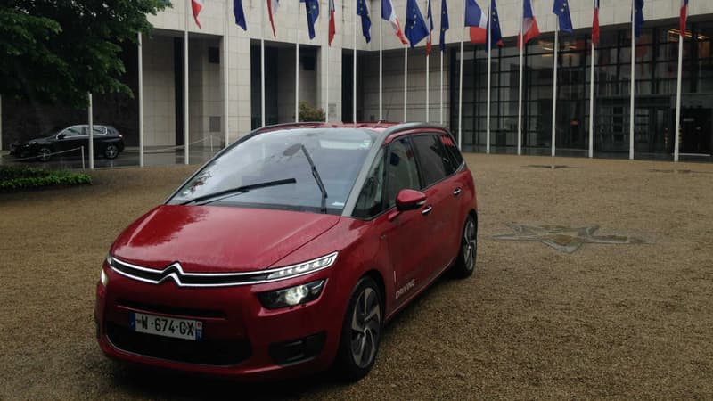 Le monospace autonome de PSA, un Citroën C4 Picasso, a désormais une existence officielle dans la langue française.
