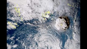 Une vue satellite montre une nouvelle éruption du volcan Hunga Tonga-Hunga Ha'apai, samedi 15 janvier 2022