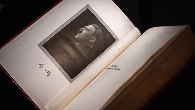 Un exemplaire original de Mein Kampf signé par Adolf Hitler présenté lors d'une exposition en octobre 2019 en Suisse