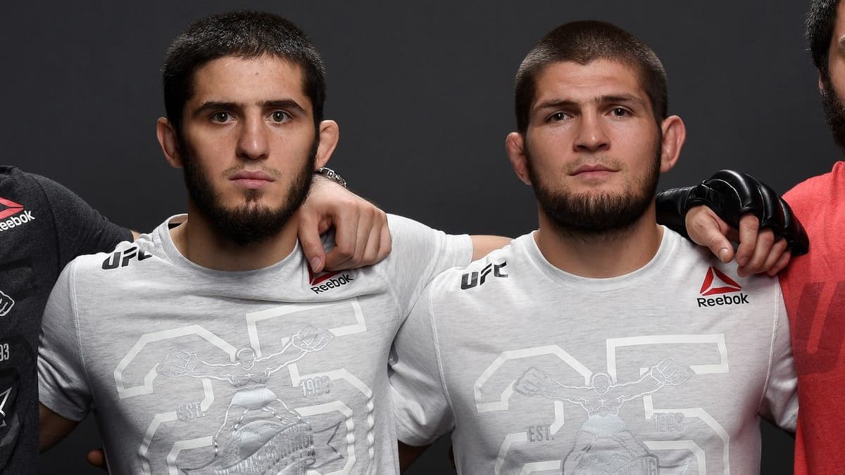 Islam Makhachev (à gauche) et Khabib Nurmagomedov