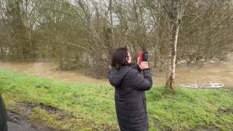 "Prenez une pelle et venez nous aider": selfies, kayak… le “tourisme” des crues agace les sinistrés