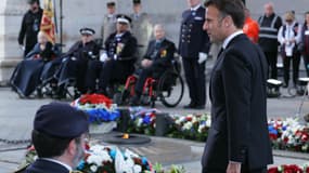 Emmanuel Macron devant la tombe du Soldat inconnu, à Paris,  jeudi 8 mai 2025.