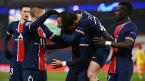 La joie des Parisiens après le but de Mbappé contre le Barça