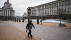 Un homme à Sofia, en Bulgarie, le 31 mars 2020.