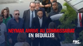 Neymar arrive au commissariat en béquilles