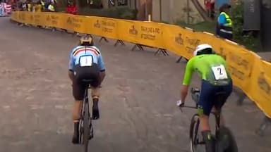 Remco Evenepoel dépasse Tadej Pogacar lors du contre-la-montre des Mondiaux de cyclisme à Kigali (Rwanda) le 21 septembre 2025
