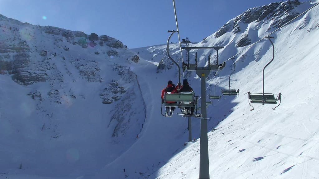 AprÃ¨s d'importantes chutes de neige, une station de ski autrichienne rouvre en plein mois de mai