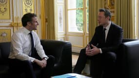 Le président français Emmanuel Macron s'entretient au palais de l'Elysée à Paris avec le patron américain de SpaceX, Twitter et Tesla Elon Musk, le 15 mai 2023