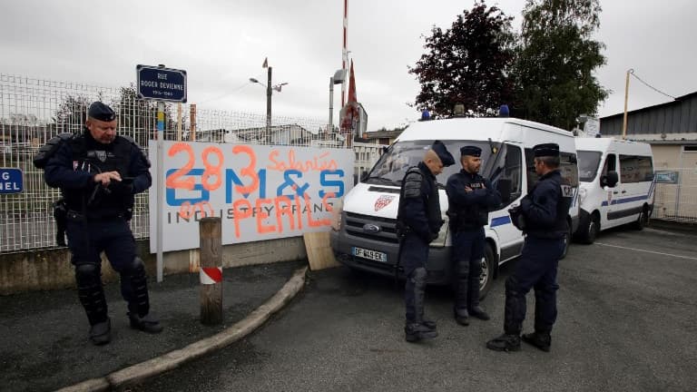 Les forces de l'ordre déployées autour de l'usine de GM&amp;S à La Souterraine (Creuse). 