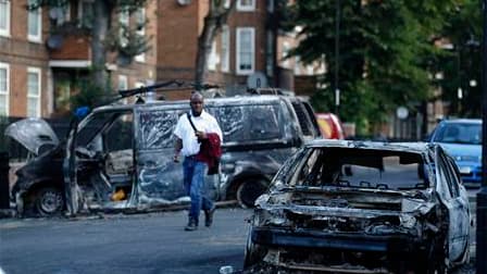 Le Premier ministre britannique David Cameron a promis de tout mettre en oeuvre pour ramener l'ordre dans les rues des grandes villes du pays troublées par trois nuits d'émeutes. /Photo prise le 9 août 2011/REUTERS/Luke MacGregor