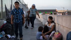 Une Hondurienne et sa fille de deux ans attendent près de la frontière entre le Mexique et les Etats-Unis, le 28 juin 2018.