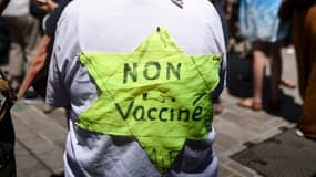 Une manifestante contre la "dictature sanitaire", arborant une étoile jaune, à Nantes, le 17 juillet 2021.