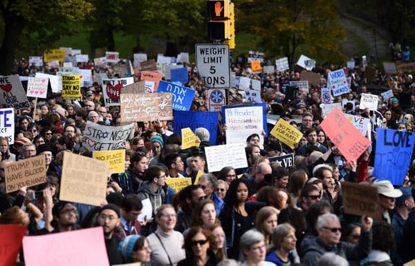 Des manifestants se sont rassemblés devant la synagogue de Pittsburgh pour dénoncer la venue de Donald Trump.