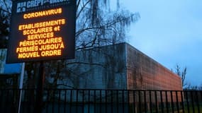 Crépy-en-Valois, un an après... la population veut tourner la page: le 2 mars 2020, un panneau devant le collège Jean de la Fontaine annonçait la fermeture "jusqu'à nouvel ordre" de l'établissement contaminé par le nouveau coronavirus