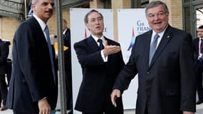 Le ministre de l'Intérieur Claude Guéant (au centre) et le ministre de la Justice Michel Mercier (à droite) accueillent l'Attorney General américain Eric Holder au G8, à Paris. Les pays les plus puissants de la planète et des délégués africains ont jeté l