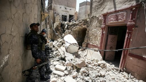 Des membres de la police fédérale irakienne dans une rue de la Vieille ville de Mossoul, le 28 juin 2017 Des membres de la police fédérale irakienne dans une rue de la Vieille ville de Mossoul, le 28 juin 2017