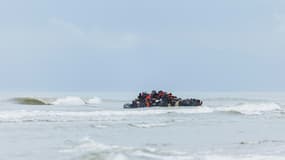 Des migrants se pressent sur le canot pneumatique d'un passeur pour tenter de traverser la Manche, après avoir quitté la plage de l'Ecault à Saint-Etienne-au-Mont, près de Neufchâtel-Hardelot, dans le Pas-de-Calais, le 30 octobre 2024