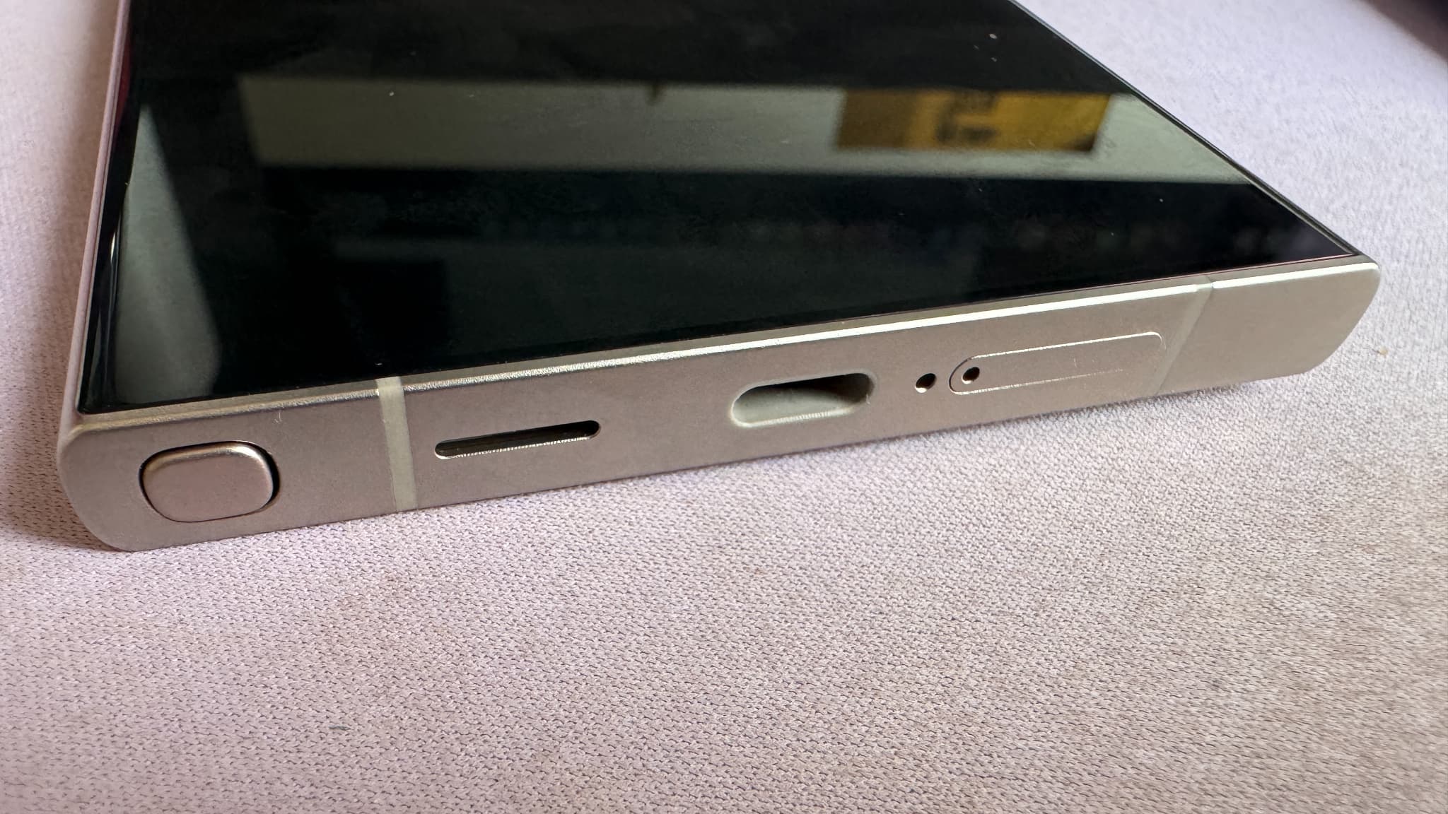 Le haut-parleur stéréo se résume à une fente sur le bas du Samsung Galaxy S24 Ultra