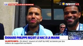 Le Havre: la joie des joueurs du HAC sur le parvis de la mairie