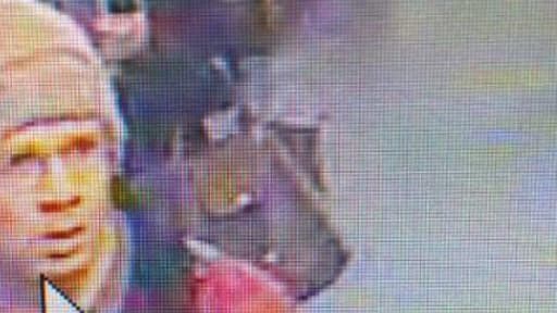 Le suspect, lundi, sur un quai de métro, filmé par la vidéosurveillance de la RATP.