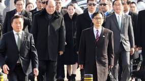 La délégation nord-coréenne entoure Kim Yo-jong, la sœur du leader nord-coréen pour son arrivée à Pyeongchang, jeudi 9 février.
