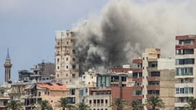De la fumée s'élève à la suite d'une frappe aérienne israélienne à Tyr, le 9 juin 2026.