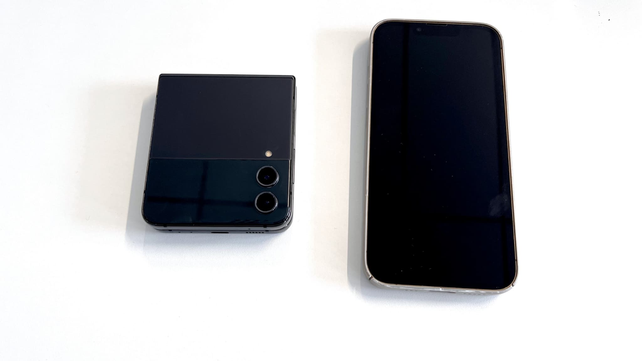 Le Samsung Galaxy Z Flip4 replié (à gauche) et l'iPhone 13 Pro (à droite).