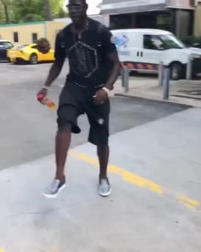  Balotelli se régale… avec une pomme de pin