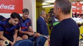 Le gentil coup de pression de Hansi Flick au jeune Toni Fernandez qui a marché sur son siège avec ses crampons avant Villarreal-Barça (1-5), le 22 septembre 2024