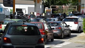 De nombreux automobilistes tentent de prendre du carburant dans une station-service à Rennes.