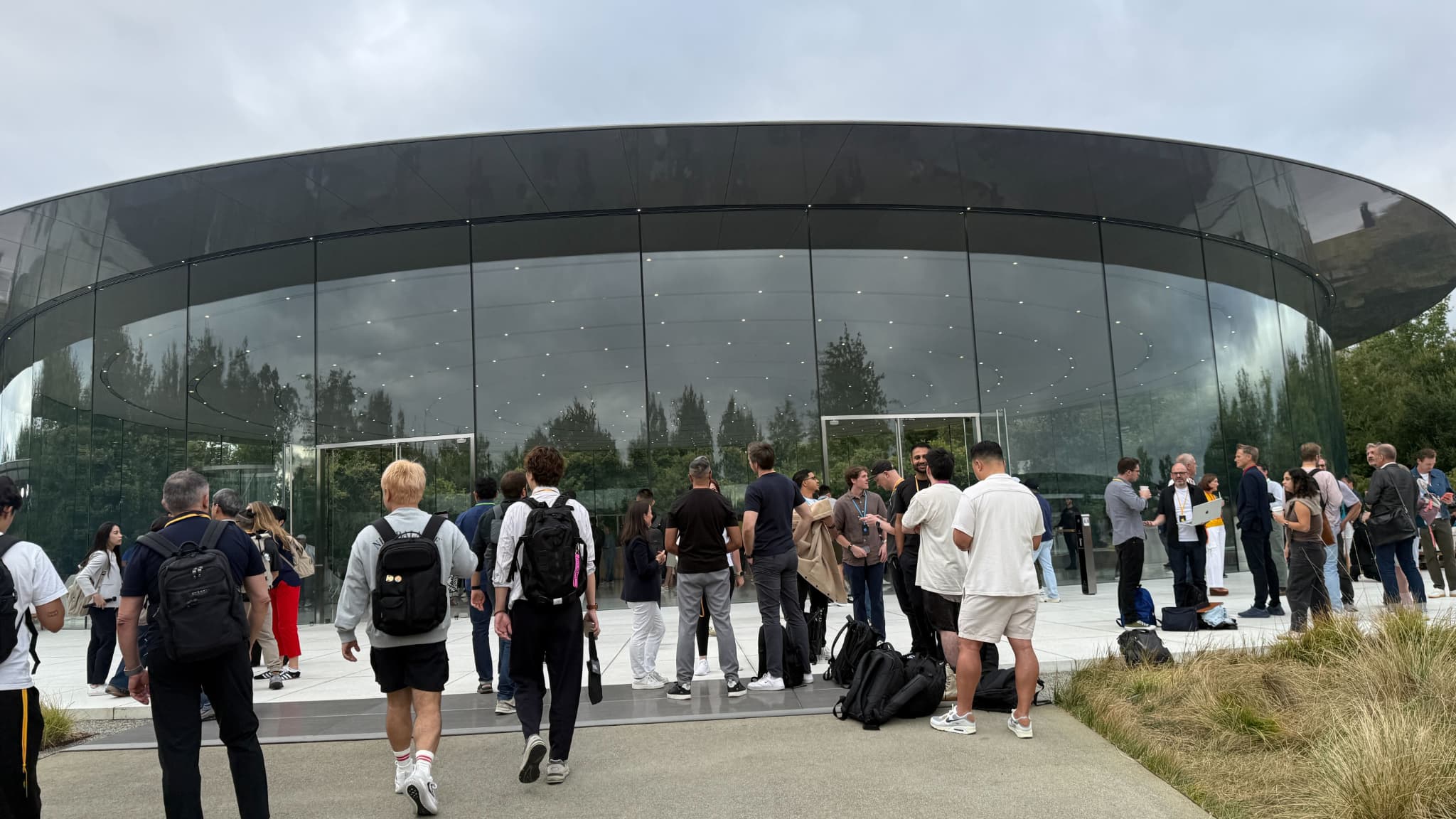 Le public prêt à entrer dans l'auditorium de l'Apple Park avant la conférence