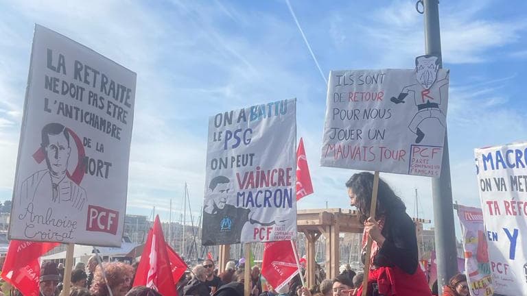 Une pancarte lors de la manifestation marseillaise du 16 février 2023, contre la réforme des retraites. 