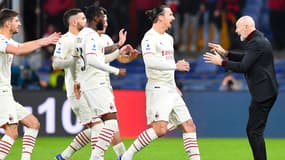 Zlatan Ibrahimovic fête son but face au Genoa avec Stefano Pioli