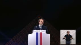 Elu président de la République face à Marine Le Pen, Emmanuel Macron a traversé la cour, seul, le visage grave