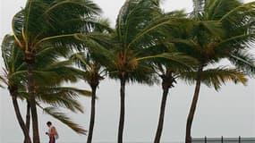 Arrivée de la tempête Issac à Key West, en Floride. Les habitants de la côte sud des Etats-Unis se préparent à l'arrivée d'Isaac, alors que la Floride a commencé dimanche à être balayée par la pluie et le vent. /Photo prise le 26 août 2012/REUTERS/Andrew