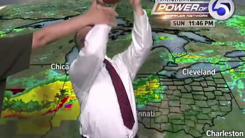 Le présentateur météo explique une erreur d'arbitrage