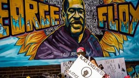 Affiches à la mémoire de George Floyd, tué le 25 mai par des policiers à Minneapolis.
