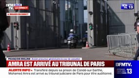 Le narcotrafiquant Mohamed Amra arrive au tribunal judiciaire de Paris pour être interrogé 