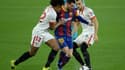 Lionel Messi pris en tenaille par les joueurs sévillans Jules Koundé (à gauche) et Jordan (à droite), en demi-finale aller de la Coupe d'Espagne, le 10 février 2021 à Séville