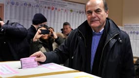 Selon un sondage à la sortie des urnes de la chaîne Sky TV, le centre gauche emmené par Pier Luigi Bersani (photo) est en tête avec 34,5% à la chambre italienne des députés, devant la coalition de droite de Silvio Berlusconi, deuxième à 29%. Le Mouvement