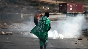 Un Palestinien porte un drapeau du Hamas en Cisjordanie, le 27 novembre 2013.