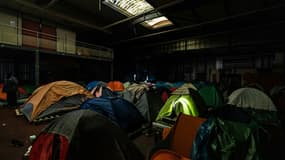 Un entrepôt abandonné, où des migrants s'abritent pendant les mois d'hiver, à Marck, près de Calais, dans le Pas-de-Calais, le 24 janvier 2025
