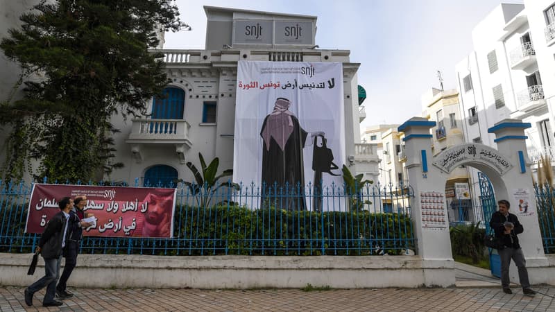 Une bannière placardée sur le local du Syndicat national des journalistes montre un Saoudien de dos, une tronçonneuse à la main, le 26 novembre, à Tunis. 