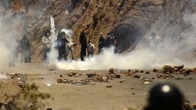 La police tire des gaz lacrymogènes lors d'affrontements avec des partisans de l'ancien président bolivien Evo Morales à Parotani, dans le département de Cochabamba, en Bolivie, le 1er novembre 2024 (illustration)