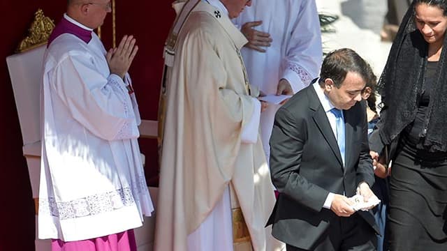 Marcilio Andrino, le miraculé de Mère Térésa, avec sa femme et ses enfants, au Vatican, pour assister à la canonisation de la religieuse, le 4 septembre 2016.