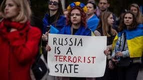 Des manifestants devant l'ambassade de Russie à Varsovie 