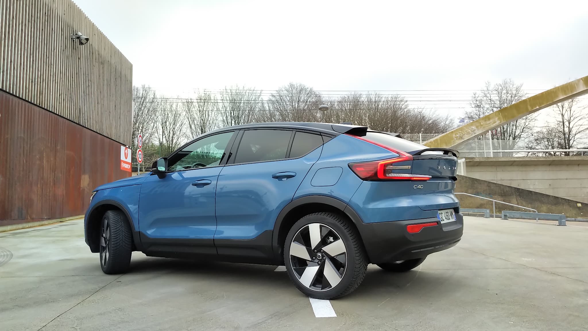Le Volco C40 surfe sur les codes à la mode dans l'automobile : SUV, coupé, électrique.
